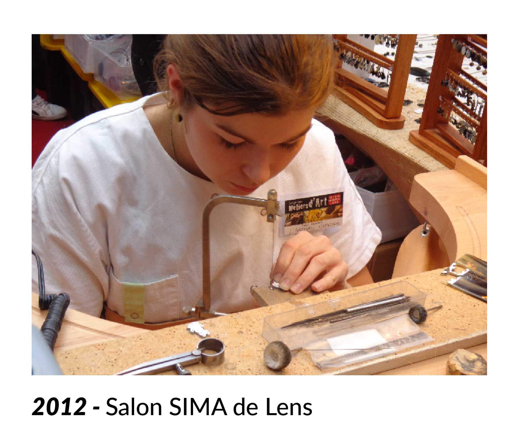 Photo d'un établit de bijoutier avec la créatrice Julie Lambert-Coucot au salon SIMA de Lens, bijoux de créateur. 